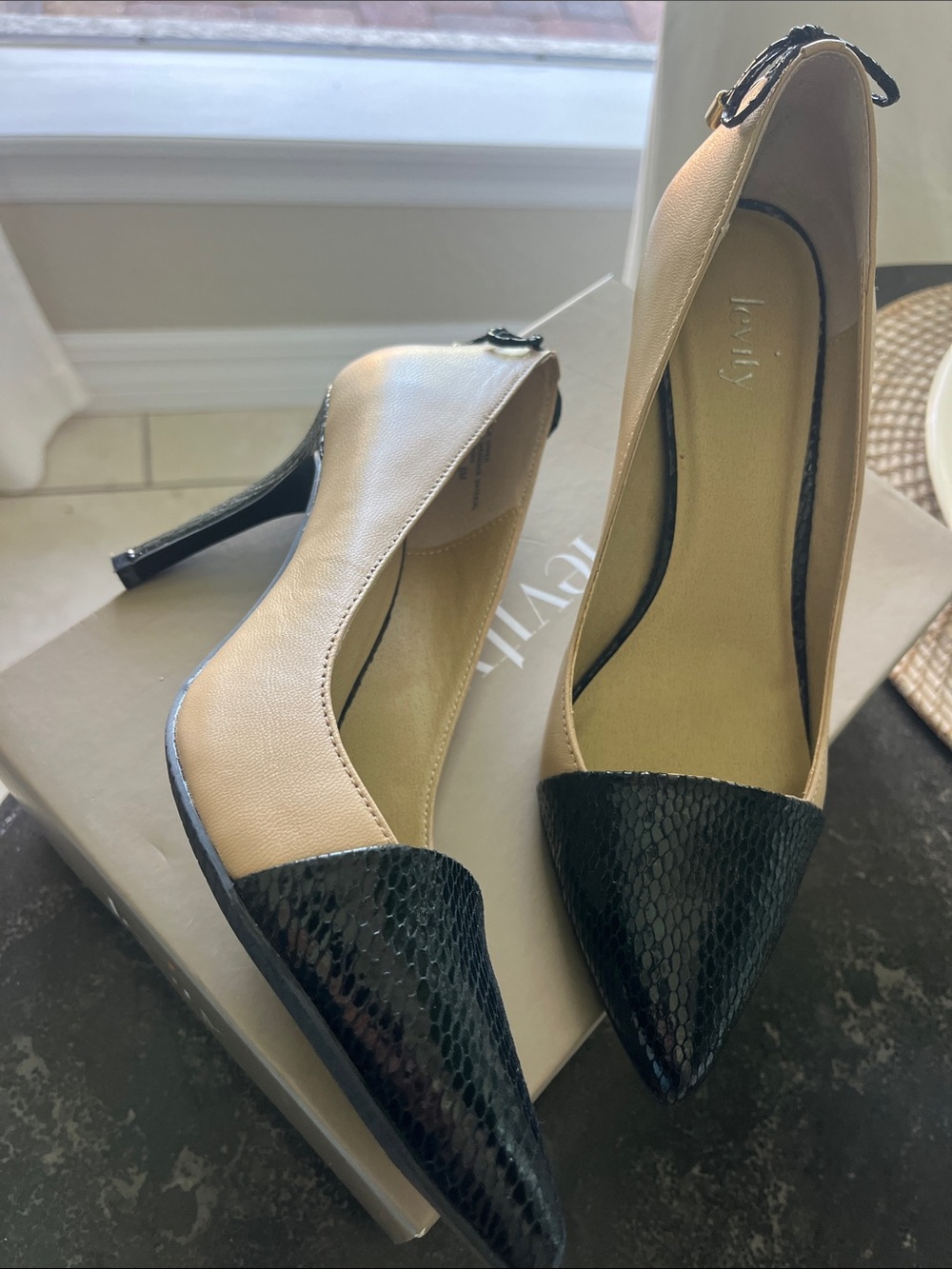 New Levity Jalone camel & black leather heels size 8